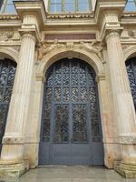 (2026) Porte d’entrée du Palais de la Bourse du côté de la place de la Bourse. « Palais du Commerce » est inscrit en doré au-dessus de la porte.